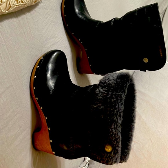 Ugh clog boots can roll down or keep up Great condition. Scratch on right boot - Picture 1 of 5
